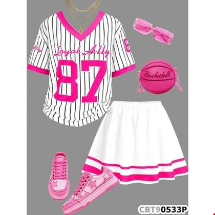 Bộ 2 món cho bé gái tuổi teen gồm áo thun cổ V tay ngắn phối màu in số, kèm chân váy xếp ly