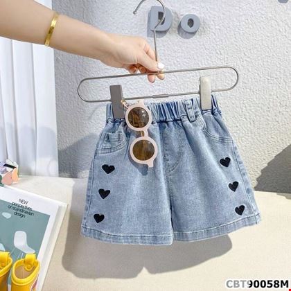 Quần short jean họa tiết trái tim xinh xắn cho bé gái