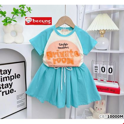 Sét đồ cho bé gái gồm áo thun rút dây Private room và chân váy xếp ly xinh xắn