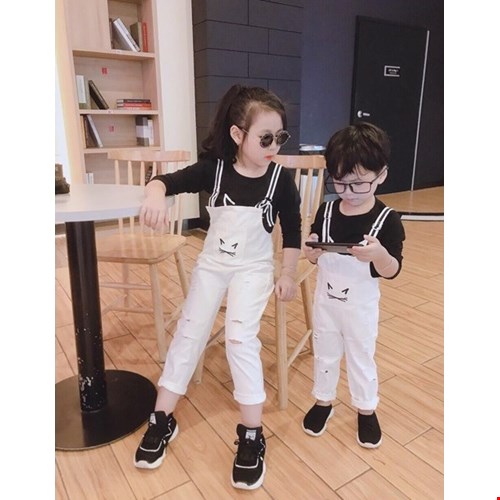 Có nên mua quần áo trẻ em trên sàn online?
